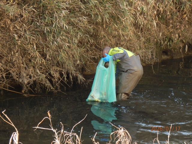 IMG_1952 川底のごみを収集