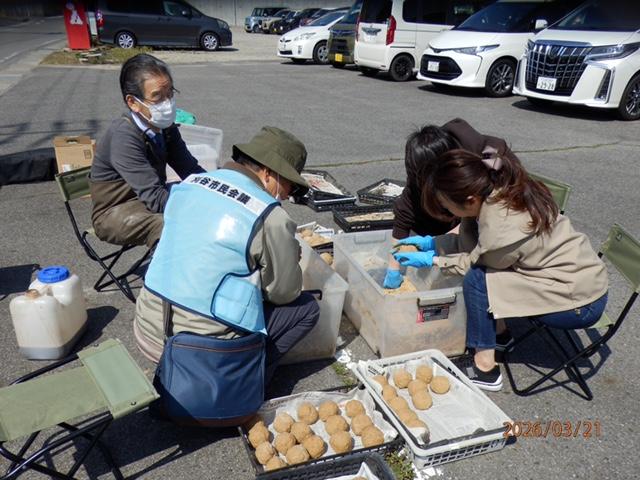 IMG_1994　次回用EMだんごも握っています