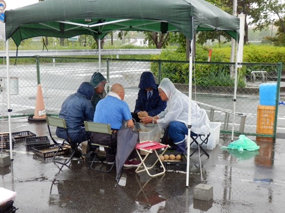 IMG_1702　テントの下で雨対策をしてダンゴ握り