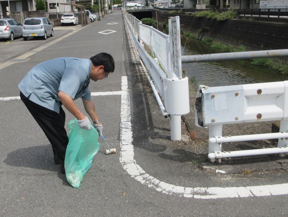 IMG_3434　土手上のごみ拾い(薬師川)