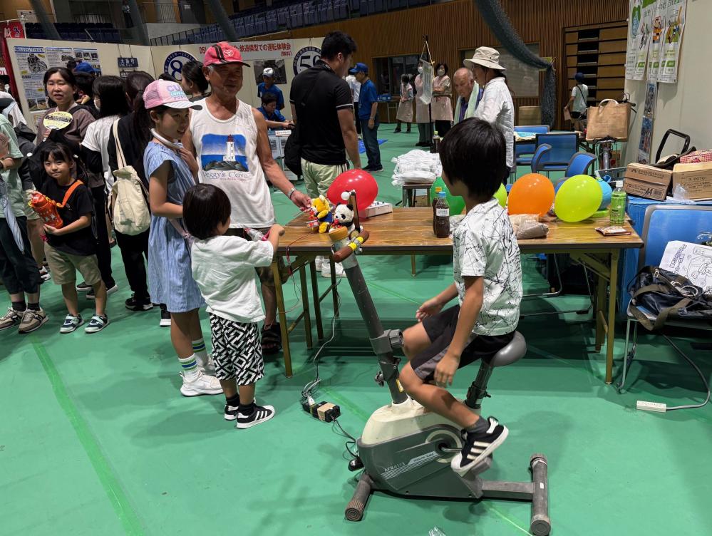 IMG_4886-2 自転車発電機を漕いで小熊のたいこたたき