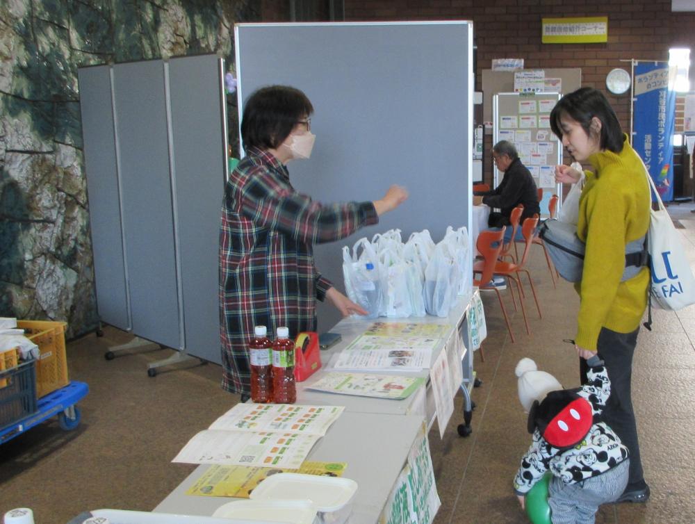 IMG_4063　有用微生物液(EM液)の説明・配付