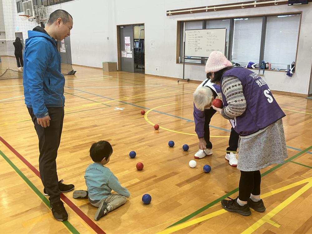 【ボッチャ(3)】1エンドが終了、ジャックボールに最も近いボールがどちらのチームのものなのか・・・真剣です